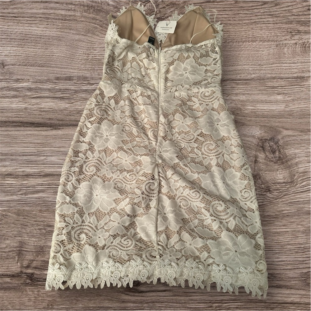 Windsor crochet lace dress - Picture 3 of 5